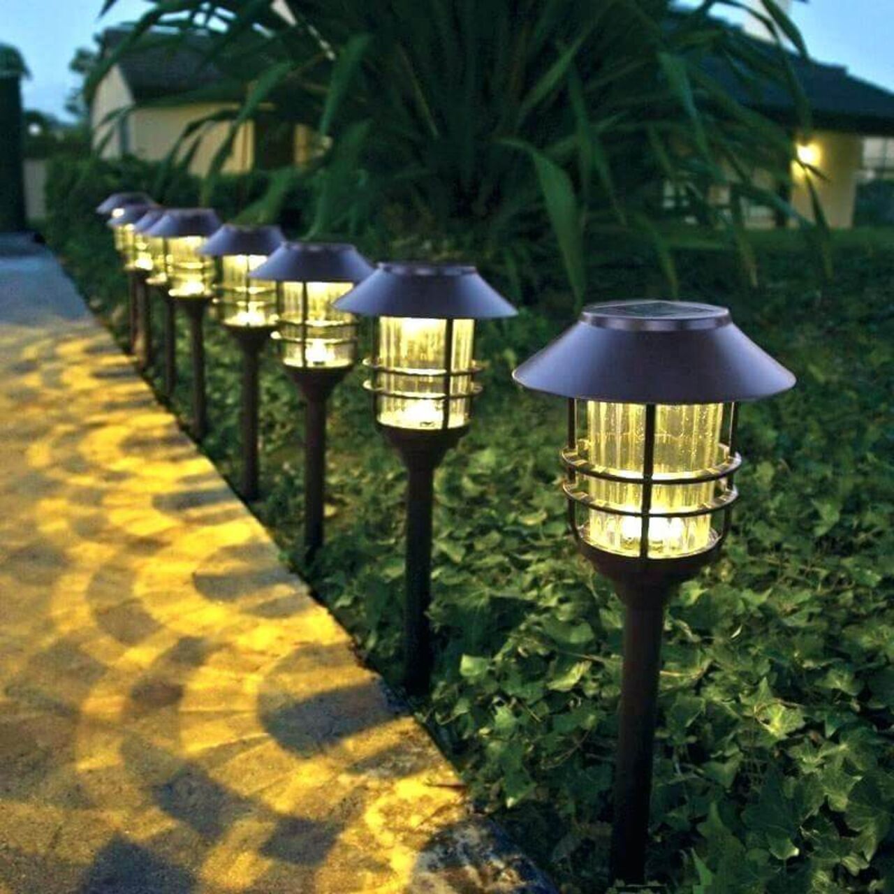 Đèn năng lượng mặt trời sân vườn