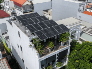 Hệ thống điện mặt trời lắp trên mái nhà phố