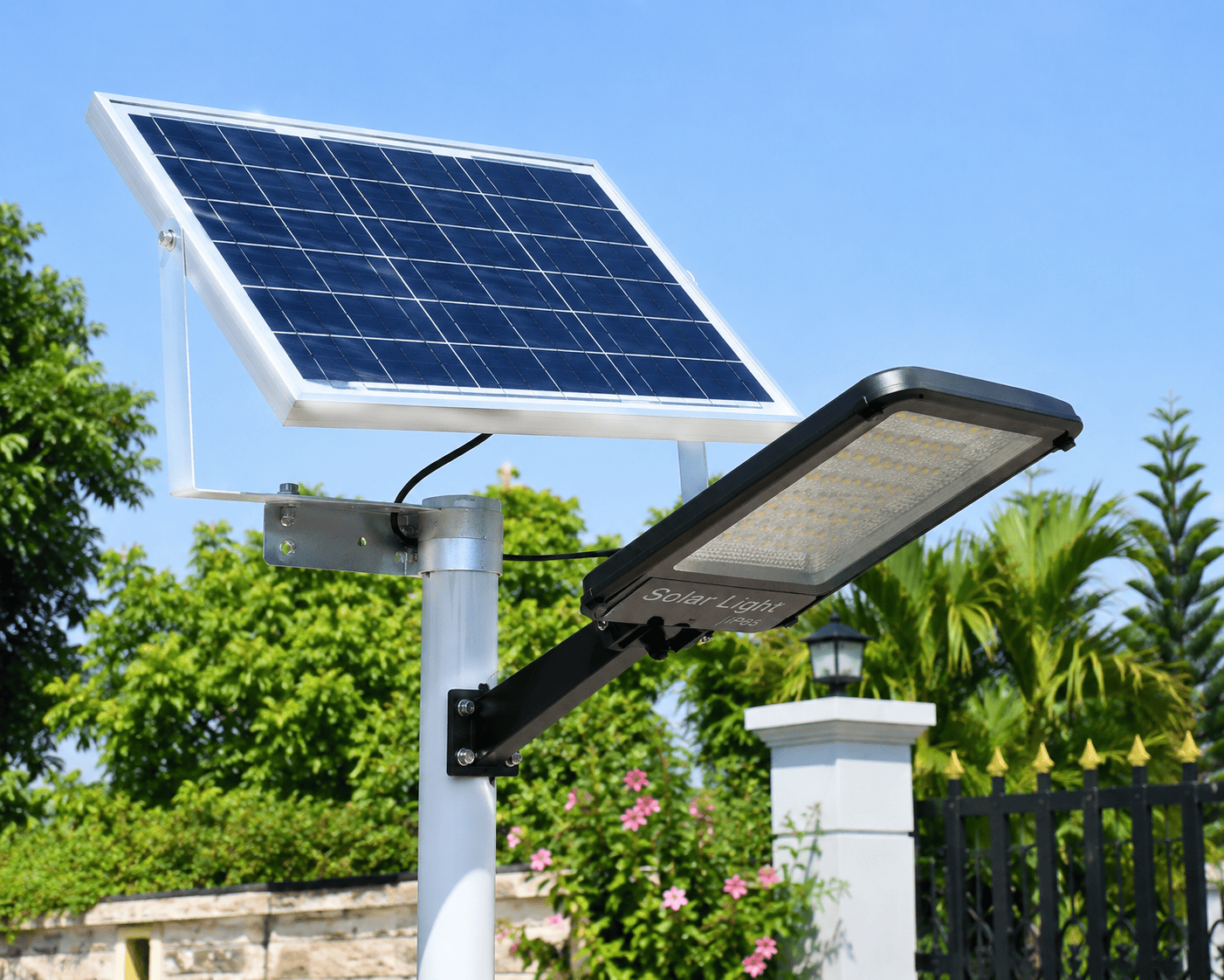 Tấm pin của đèn solar lắp tại khu vực ngoài trời